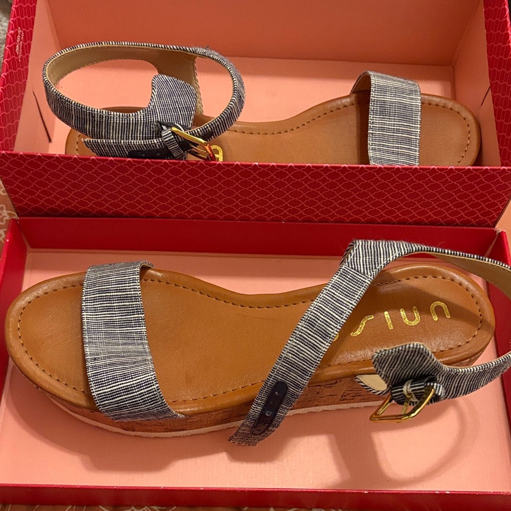 Unisa Black and Tan Sandals